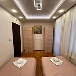 Modern Oasis On The Sea Garden - 2 Bedroom * Warna