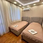 Modern Oasis On The Sea Garden - 2 Bedroom Apartment Warna